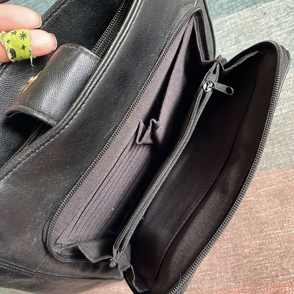 Elegant 90S Black Leather Shoulder Bag - Picture 8 of 13